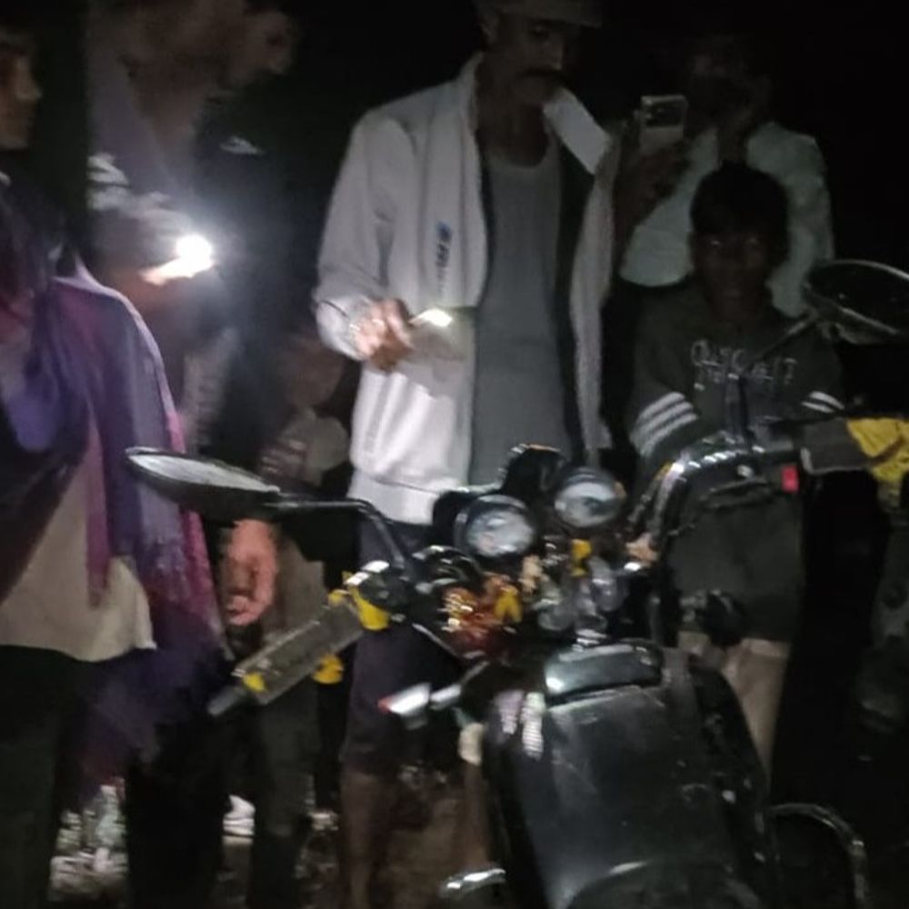 रानापुर में शॉर्टसर्किट से मददूर के घर में लगी आग:2 लाख नकद और बाइक सहित घरेलू सामान जला, दो दिन पहले गुजरात से लौटा था परिवार,