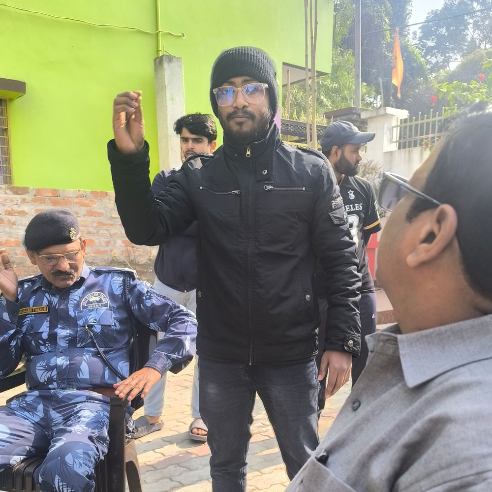 कटिहार में कारोबारी युवक की पिटाई:BSAP मैदान के पास वर्दीधारी जवानों ने पीटा, CCTV में कैद घटना