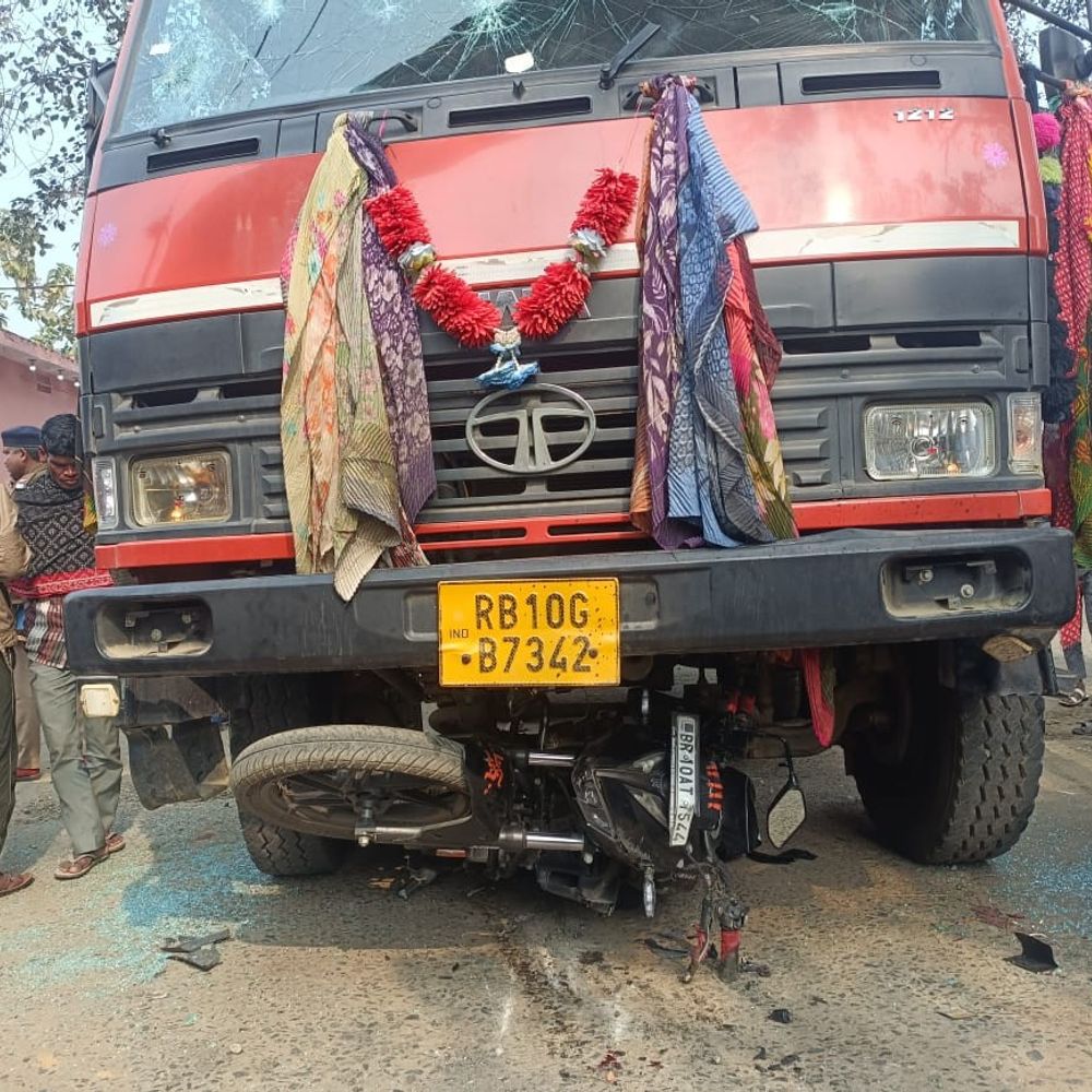 मुंगेर में सड़क हादसे में महिला की मौत:दो अन्य घायल, हाईवा और बाइक जब्त, चालक फरार