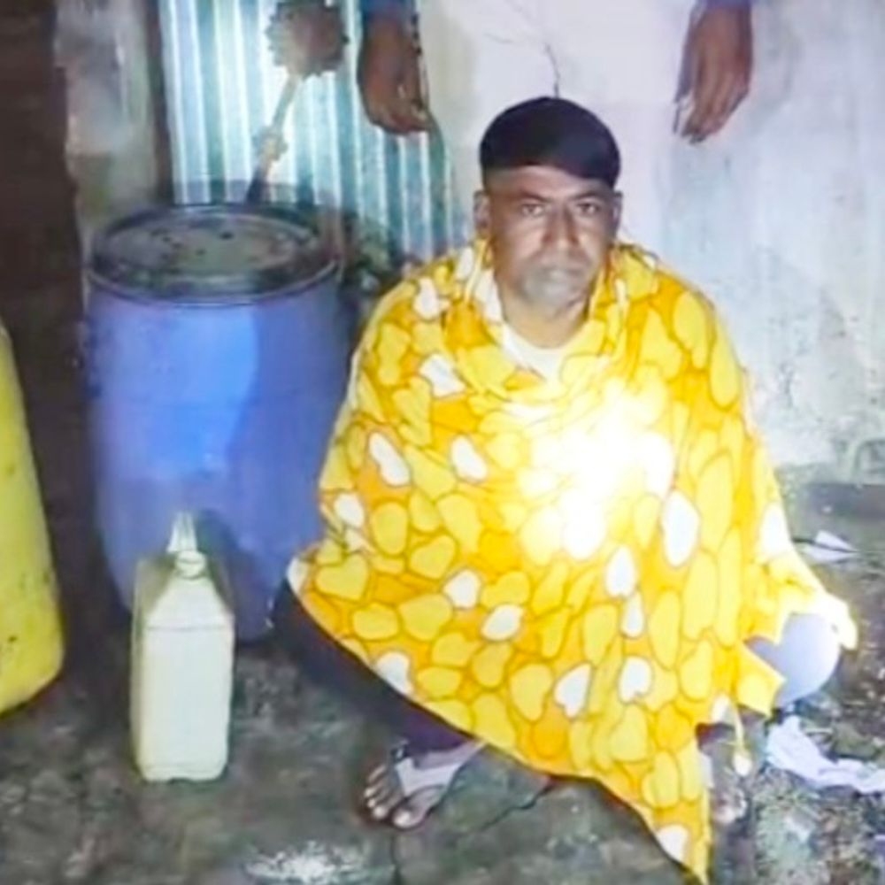 शेखपुरा में मिनी शराब फैक्ट्री नष्ट, कारोबारी गिरफ्तार:उत्पाद पुलिस ने 67 लीटर शराब और उपकरण जब्त किए