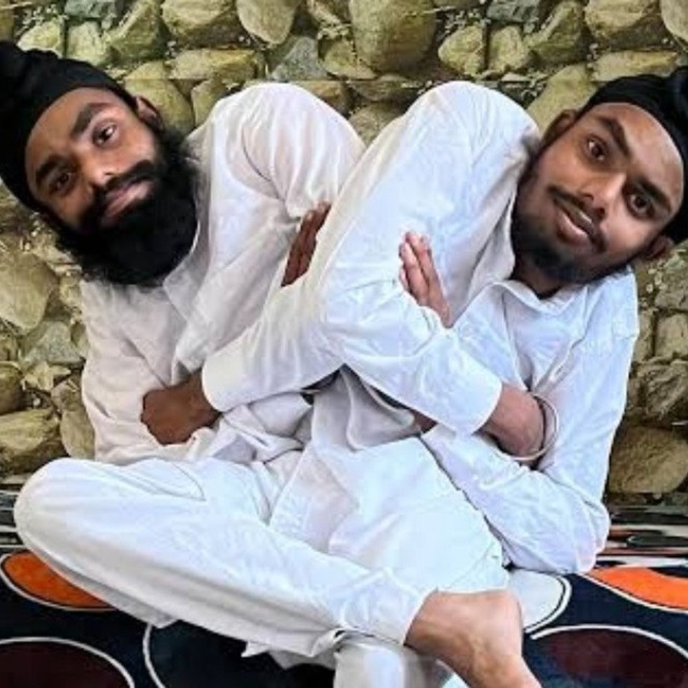 अमृतसर के सोना-मोना दिखेंगे ओटीटी प्लेटफॉर्म पर:धार्मिक फिल्म में निभाएंगे रेस्टोरेंट मालिक का किरदार, जन्म से आपस में जुड़े हैं दोनों भाई