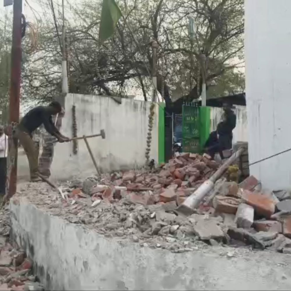 मजार कमेटी ने सड़क चौड़ीकरण के लिए खुद तोड़ी दीवार:जालौन में प्रशासन के निर्देश पर हुई शांतिपूर्ण कार्रवाई, लोगों ने की सराहना