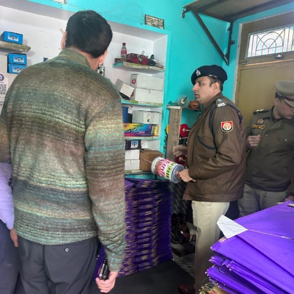 शाहजहांपुर में चाइनीज मांझे के खिलाफ अभियान:पुलिस ने दुकानों पर छापेमारी कर मांझा चेक किया, सीओ ने तोड़कर देखा, चेतावनी दी