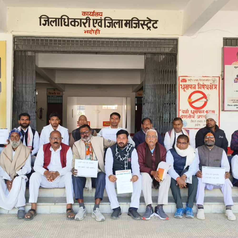 भदोही में कांग्रेसियों का कलेक्ट्रेट पर धरना प्रदर्शन:कार्यकर्ताओं को परेशान करने का आरोप, राज्यपाल के नाम ज्ञापन सौंपा