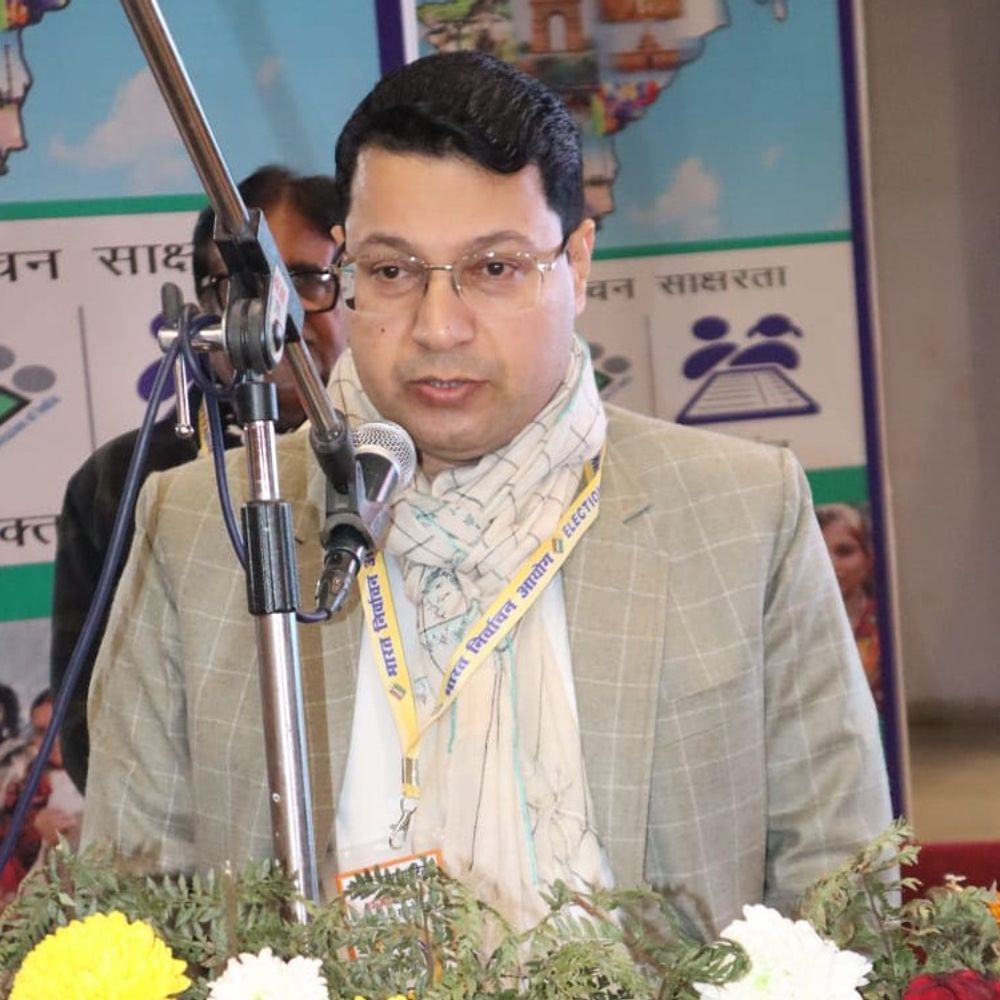 सहारनपुर में 16वां राष्ट्रीय मतदाता दिवस:मंडलायुक्त डॉ. रूपेश कुमार ने दिलाई मतदाता शपथ, उत्कृष्ट बीएलओ सम्मानित