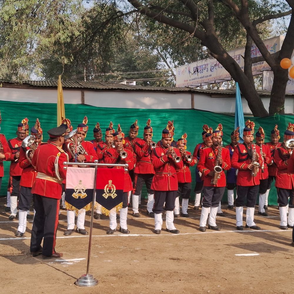 जेल महानिदेशक ने माघ मेले में प्रदर्शनी का उद्घाटन किया:प्रयागराज में बंदियों के उत्पादों की सराहना की,परिवार संग खरीदारी भी की