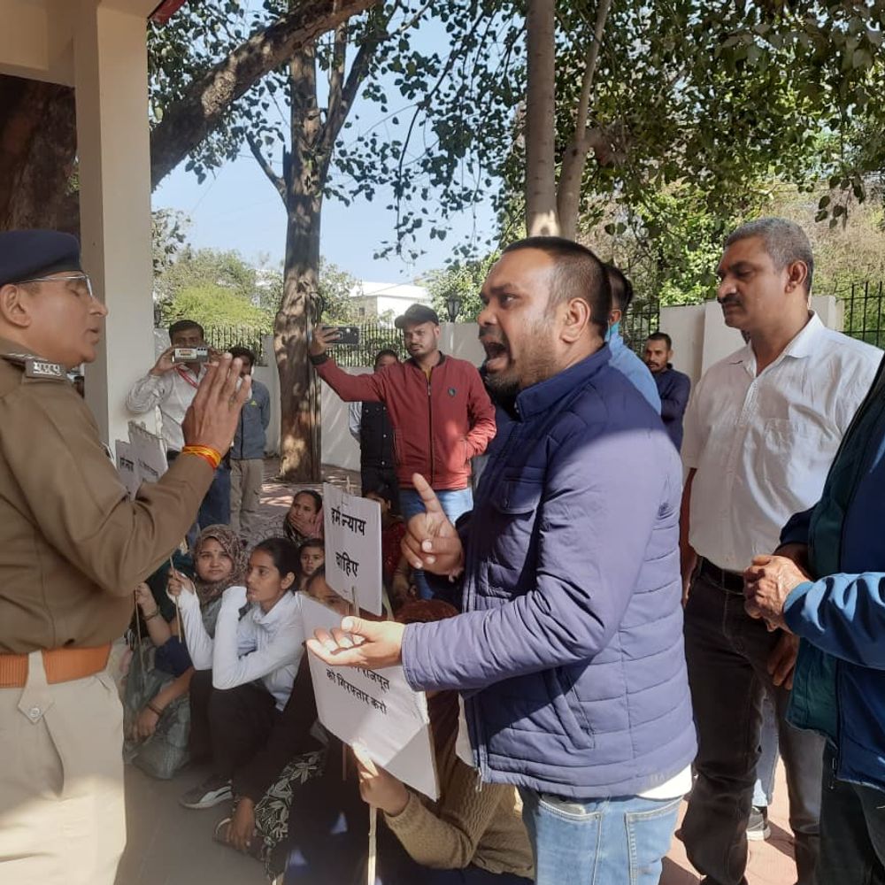 एसपी कार्यालय में एक घंटे तक दिया धरना, पुलिस से हुई नोकझोंक