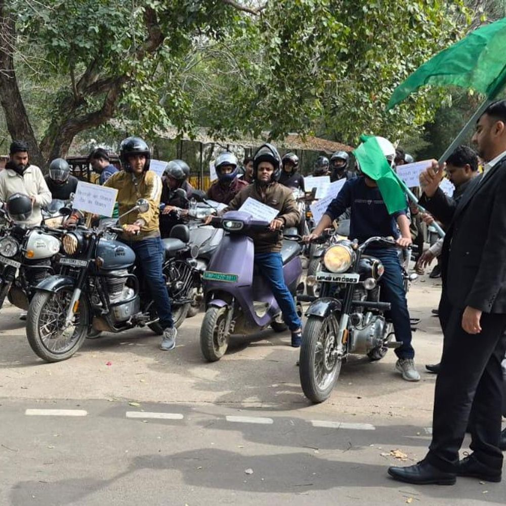 किसानों के कल्याण के लिए 125 मोटरसाइकिलों की रैली:कलेक्टर ने हरी झंडी दिखाकर रैली रवाना की; नौगांव, राजनगर के किसान पहुंचे