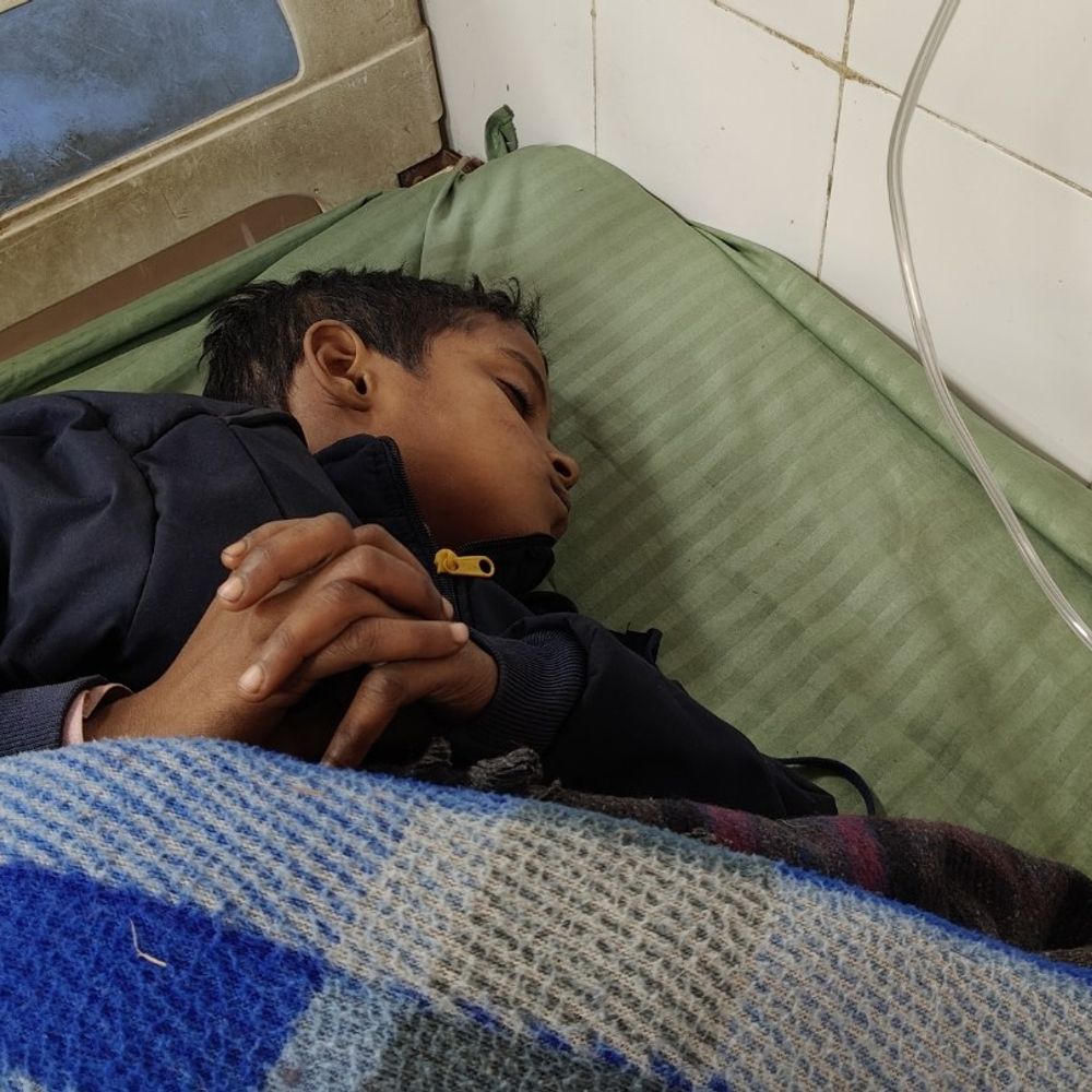 हाथरस में दो बाइकों की टक्कर:कासगंज रोड पर 6 लोग घायल, जिला अस्पताल में चल रहा इलाज