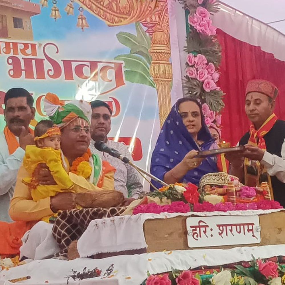 बुरहानपुर में श्रीमद् भागवत कथा सुना रहे पंडित अनिल मिश्रा:ताप्ती सेवा समिति ने किया सम्मान; अध्यक्ष बोलीं- इससे कल्याण का मार्ग प्रशस्त होता है