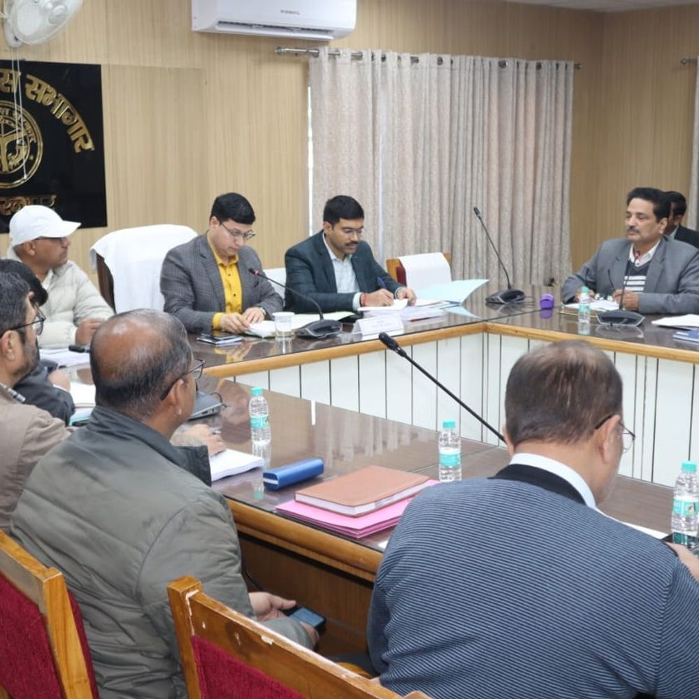 सहारनपुर में मंडलायुक्त ने सीएम डैशबोर्ड की समीक्षा की:विकास, राजस्व, कानून व्यवस्था पर दिए निर्देश, नदियों के पुनरुद्धार पर जोर