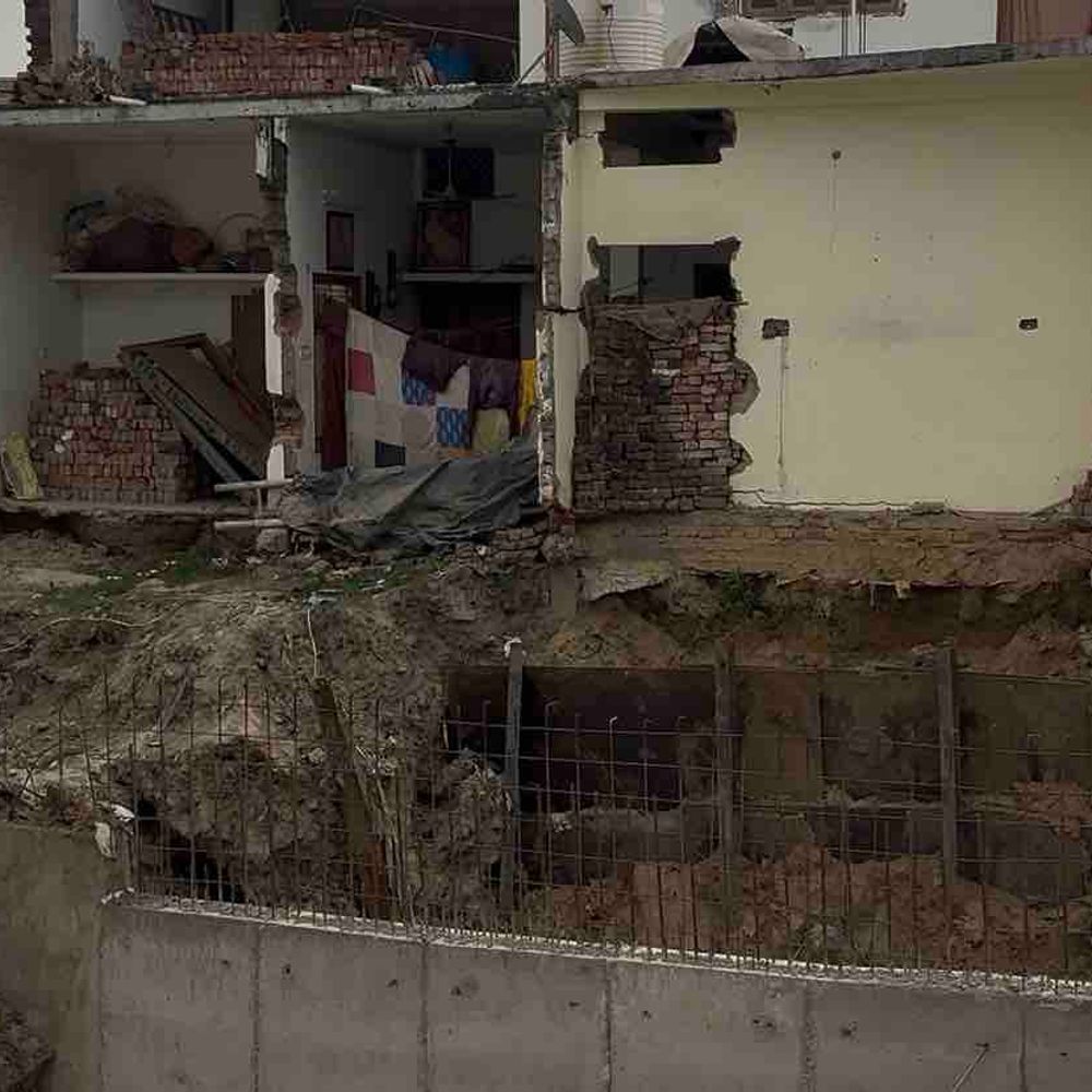 गोरखपुर में बाधा बन रहा भवन हुआ ध्वस्त:गोड़धोइया नाले के निर्माण को मिली रफ्तार, लंबे समय से रुका काम दोबारा हुआ शुरू