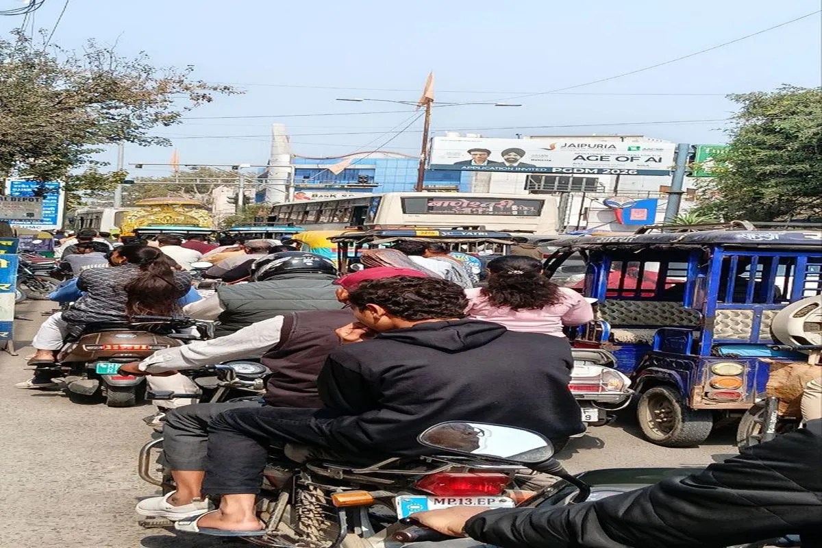 तीन बत्ती चौराहा पर रोजाना जाम, प्रतिबंध के बावजूद शहर में घुस रहीं सवारी बसें