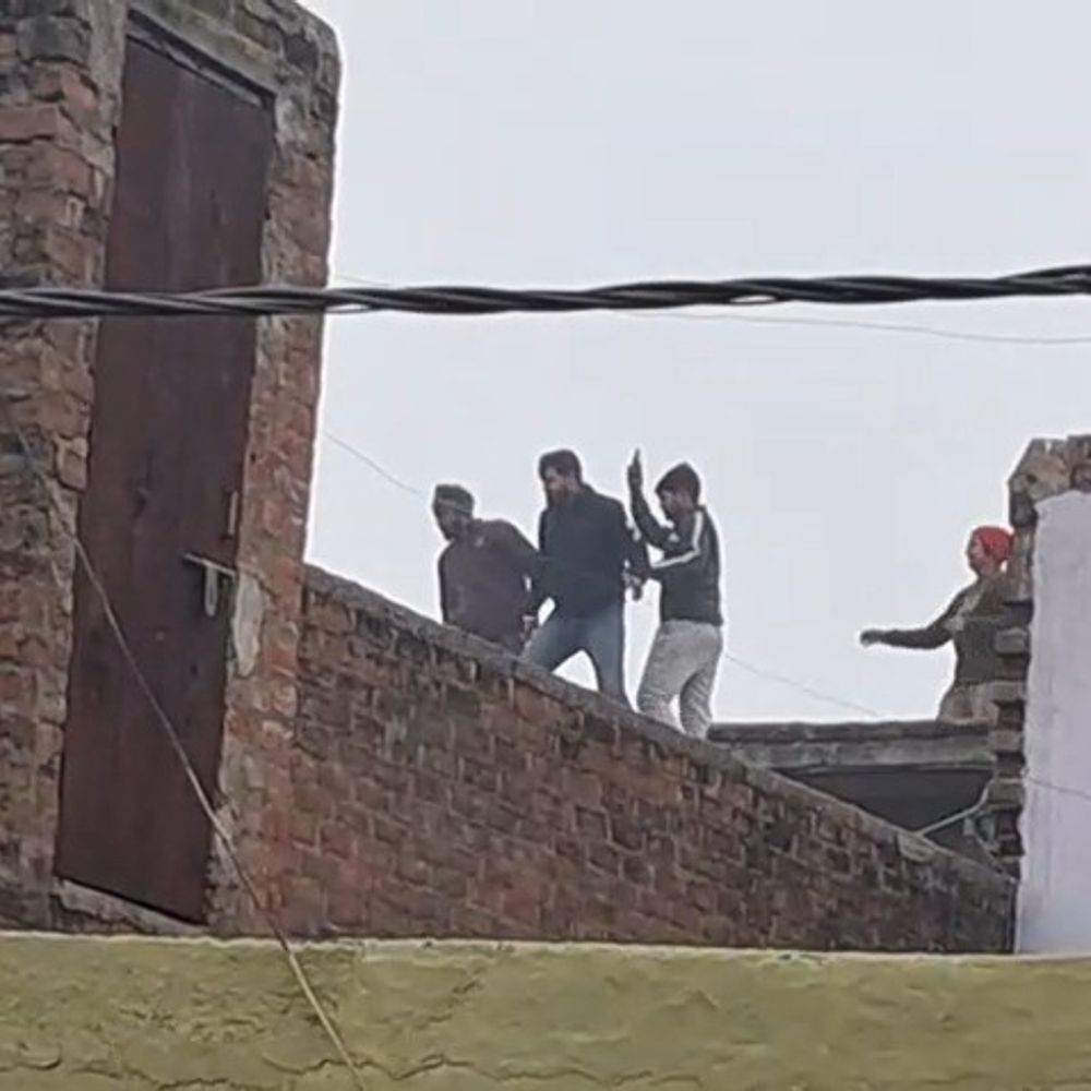 मैनपुरी में तालाब की जमीन पर विवाद:दो पक्षों में जमकर मारपीट, छत से चले ईंट-पत्थर; एक घायल