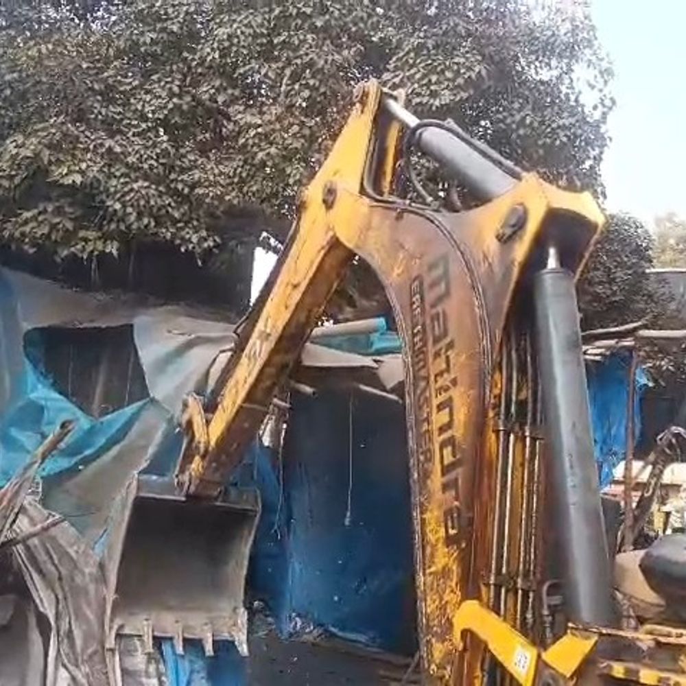 मथुरा-वृंदावन रेलवे लाइन पर अतिक्रमण हटाओ अभियान:नगर निगम ने अवैध कब्जे हटाए, यातायात सुचारु करने का लक्ष्य