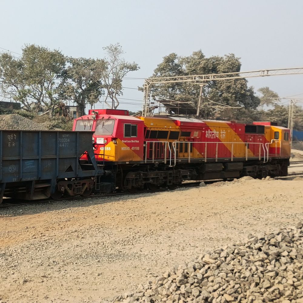 पाकुड़-साहिबगंज में पत्थर लोडिंग ठप:रेलवे सुविधाएं न मिलने पर व्यवसायी हड़ताल पर, करोड़ों का नुकसान