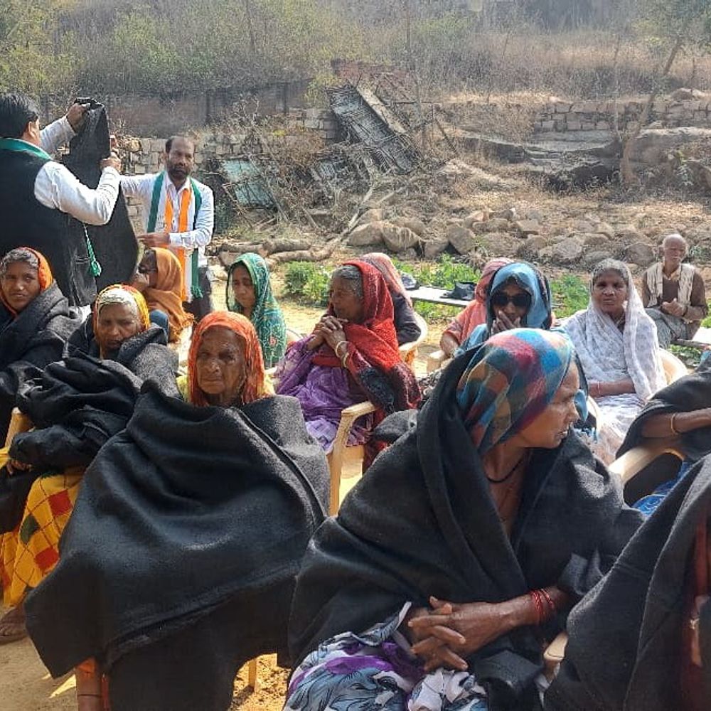 कांग्रेस ने प्रियंका गांधी का जन्मदिन वृद्धाश्रम में मनाया:सोनभद्र में कंबल बांटे, पार्टी की नीतियों पर चर्चा की गई