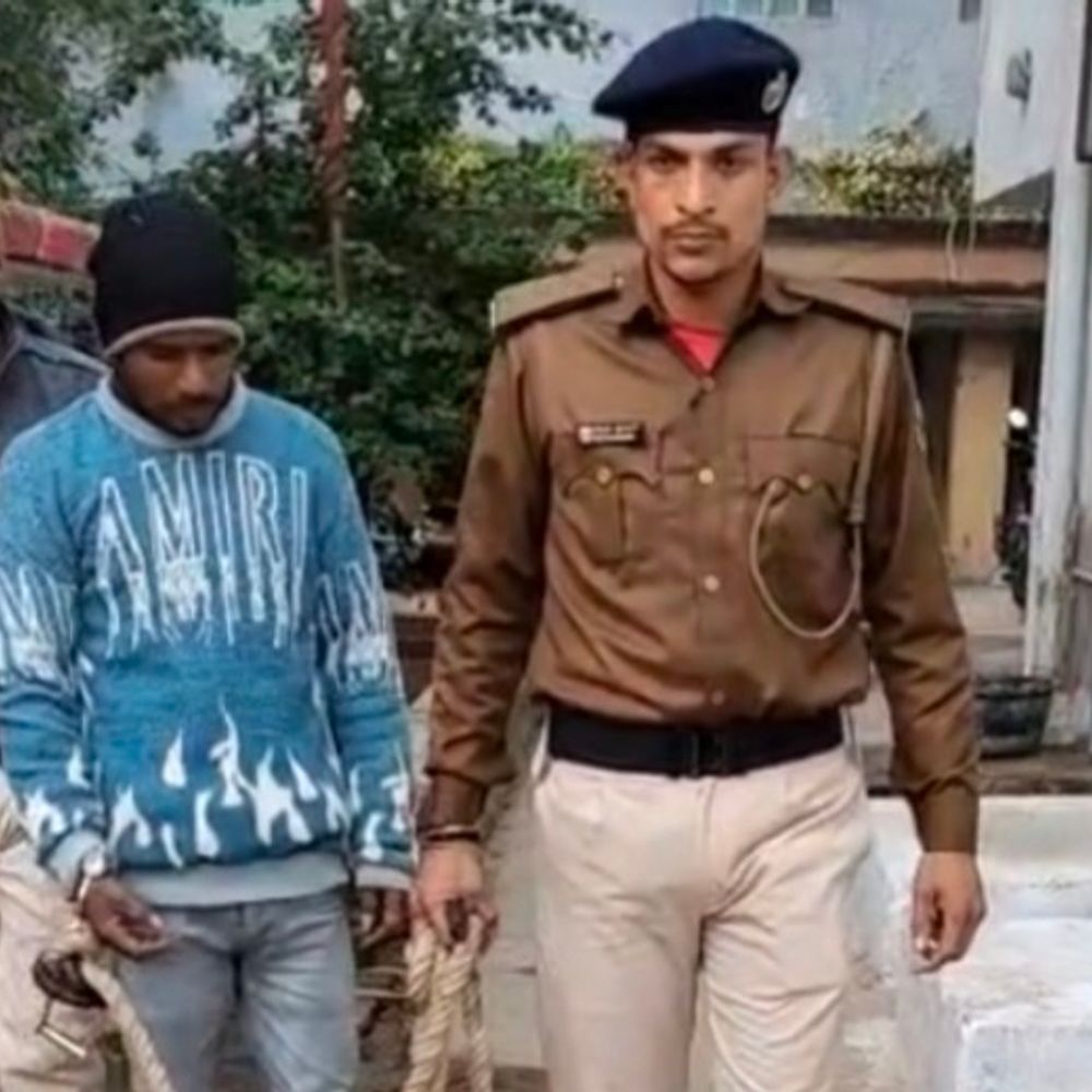 शेखपुरा में शराब तस्करी पर उत्पाद विभाग की बड़ी कार्रवाई:9 लीटर देसी शराब के साथ तस्कर गिरफ्तार, गुप्त सूचना पर उत्पाद विभाग की छापेमारी