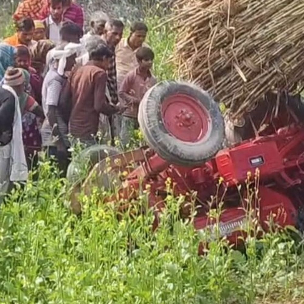 सीतापुर में गन्ने से भरा ट्रैक्टर पलटा, किसान की मौत:चीनी मिल जाते समय हादसा, ग्रामीण बोले- गड्‌ढों के कारण हो रहे एक्सीडेंट