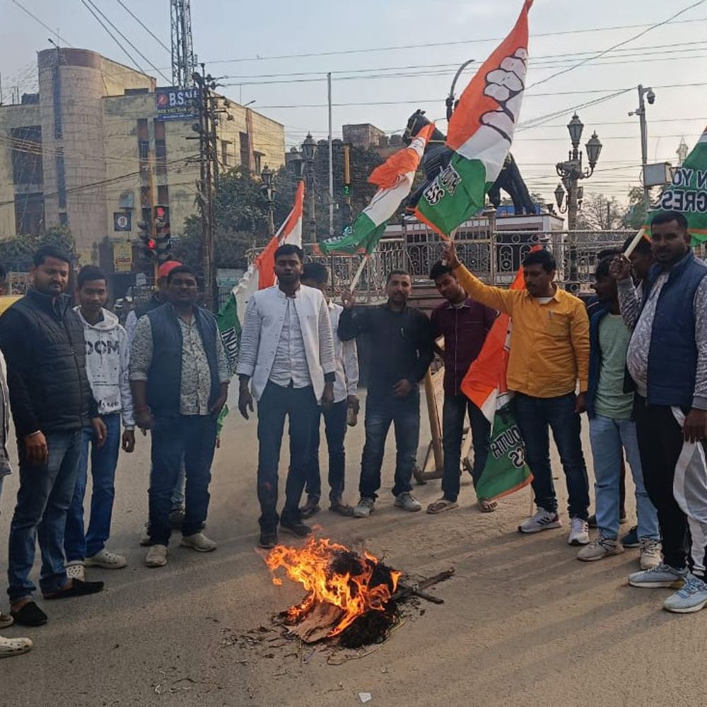 सहरसा में युवा कांग्रेस का प्रोटेस्ट:राहुल गांधी पर टिप्पणी को लेकर शकील अहमद का पुतला जलाया, माफी की मांग