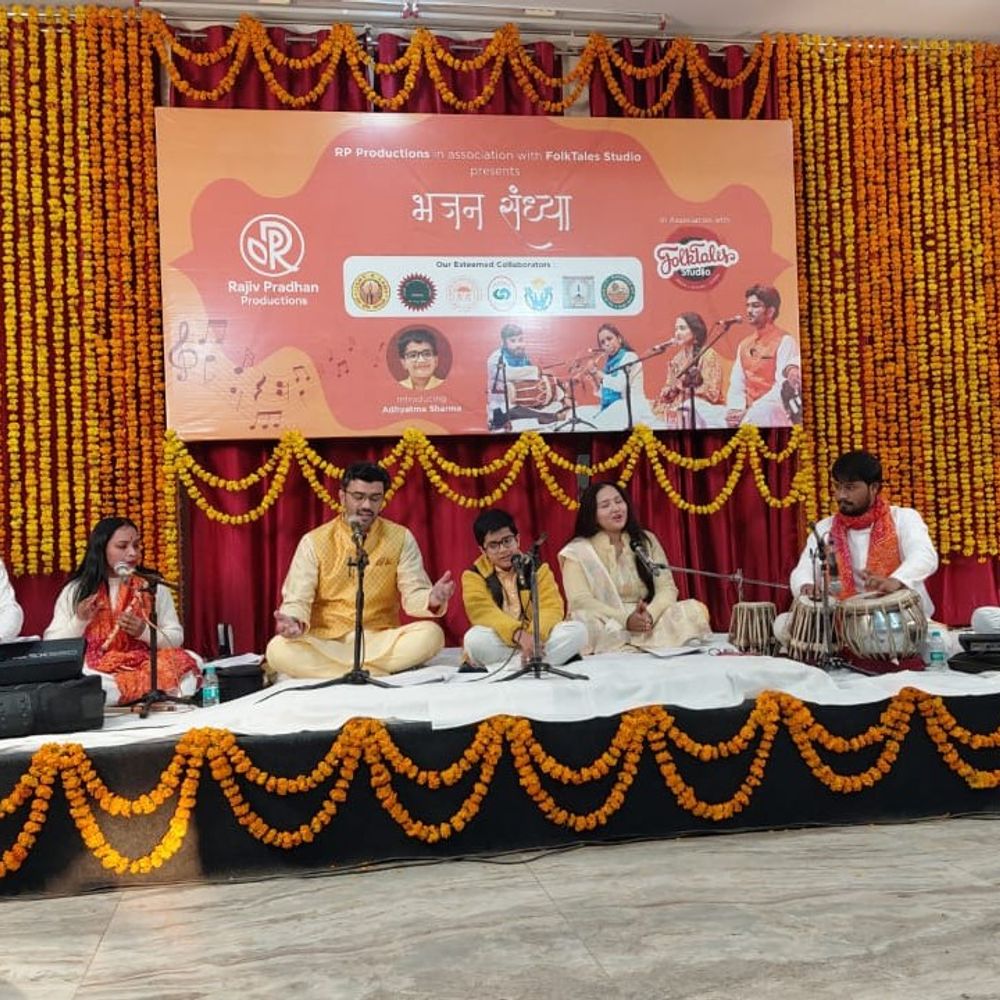 लखनऊ के स्मृति भवन में भजन संध्या:आरपी प्रोडक्शन और फोक टेल्स स्टूडियो ने किया आयोजन