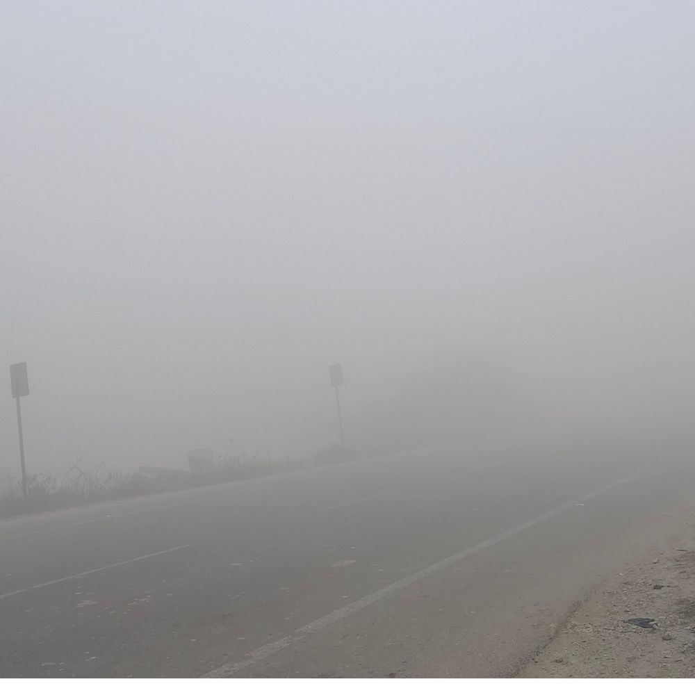 अमेठी में घना कोहरा, विजिबिलिटी 10 मीटर:पारा 9 डिग्री पहुंचा, शीतलहर से ठंड बढ़ी, सड़क हादसों का खतरा बढ़ा