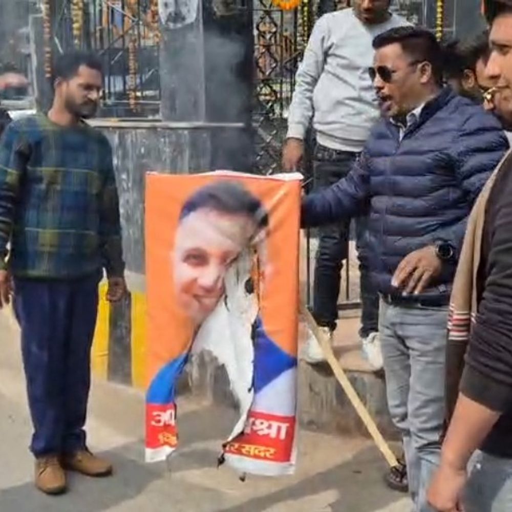 बक्सर में सदर विधायक आनंद मिश्रा का पोस्टर फूंका:घायल दीपक गुप्ता को मदद न मिलने का आरोप, सरकारी वाहन पर कार्रवाई की मांग