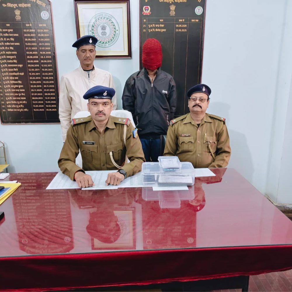 चाईबासा में फर्जी पुलिस गिरोह का भंडाफोड़:एक गिरफ्तार, नाबालिग हिरासत में; लोगों को डरा-धमका कर करते से अवैध वसूली