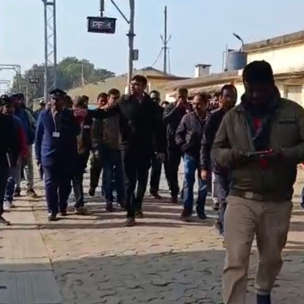 नरकटियागंज जंक्शन का NDRF ने निरीक्षण किया:रनिंग रूम, क्रू लॉबी में खामियां मिलने पर अधिकारियों को फटकार लगाई, सुधार के निर्देश दिए