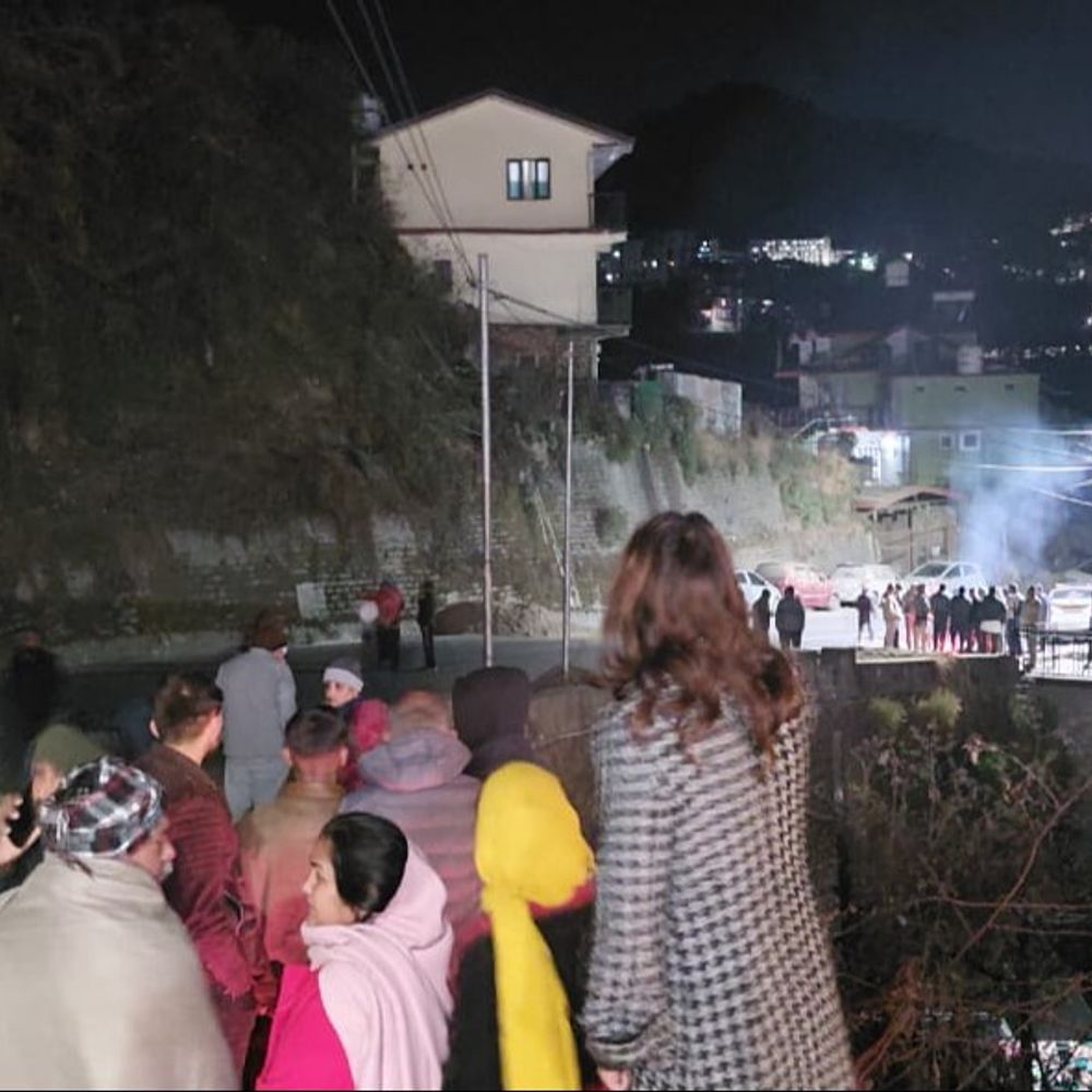 शिमला में टनल निर्माण से खतरे में कई घर:15 परिवारों को आधी रात में छोड़ना पड़ा पड़ा, ठंड में सड़क पर बैठे रहे बच्चे-बुजुर्ग