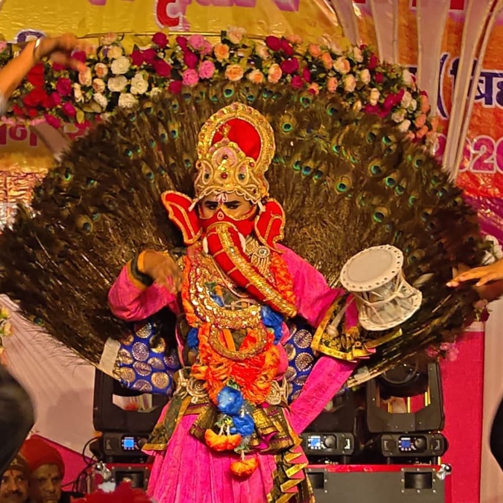 नवादा गोवर्धन मंदिर में तृतीय वार्षिकोत्सव:दूसरे दिन वैदिक अनुष्ठान, भजन संध्या और झांकियों का भव्य प्रदर्शन