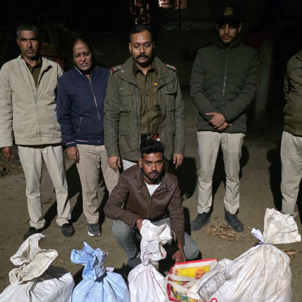 सतना में शराब की होम डिलेवरी करने वाला गिरफ्तार:फोन से लेता था ऑर्डर फिर घर पहुंचाता था, घर में अलग-अलग ब्रांड की भरी हुई बोतलें