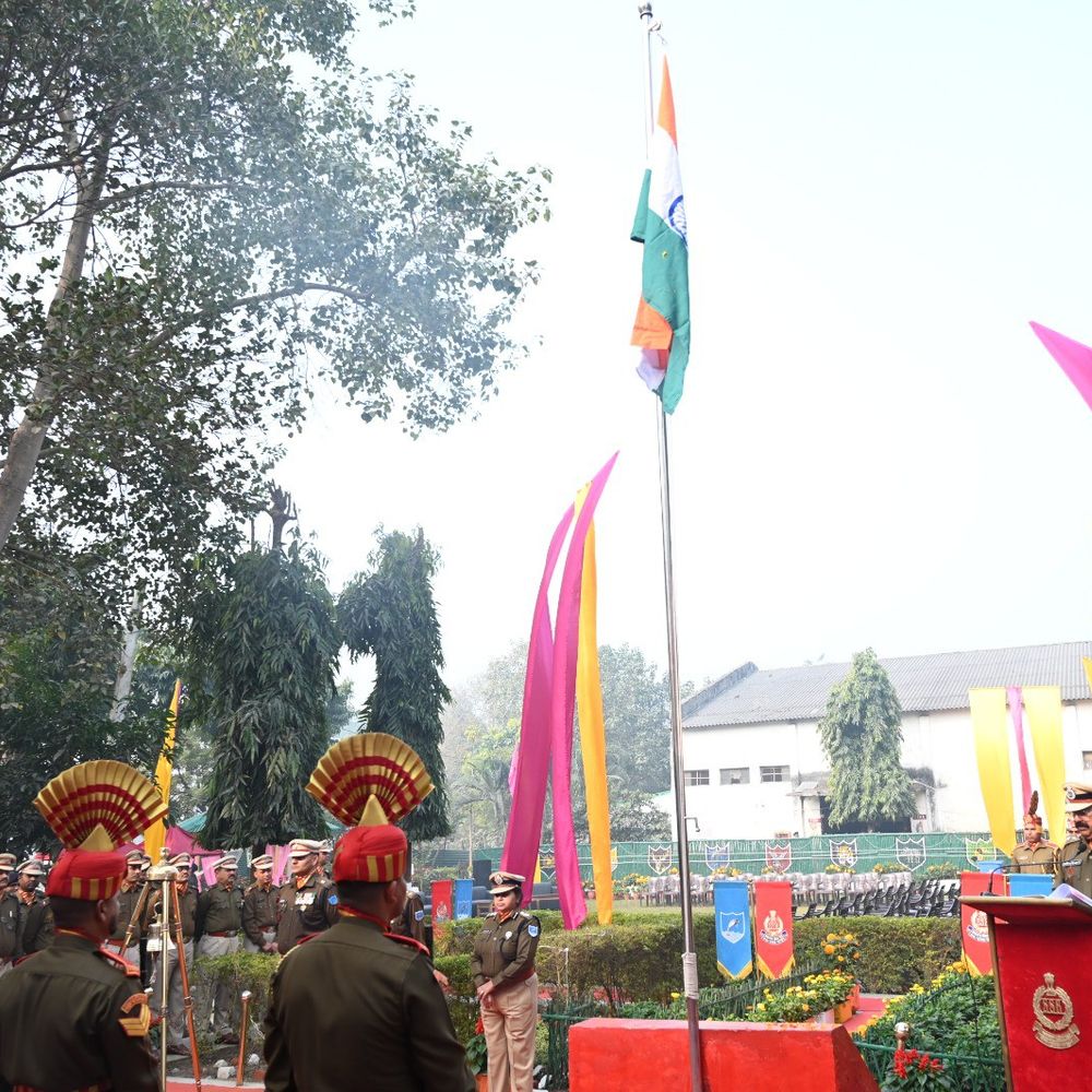 SSB जयनगर मुख्यालय में गणतंत्र दिवस मनाया गया:कमांडेंट ने ध्वजारोहण कर जवानों को संविधान के मूल्यों का महत्व बताया
