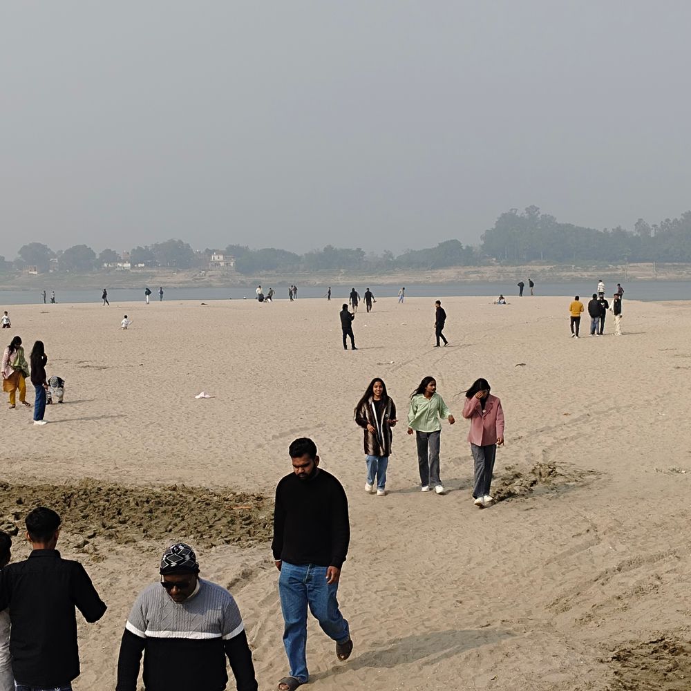 बक्सर में नए साल पर गंगा किनारे उमड़ी भीड़:संगम और घाटों पर दिखी पिकनिक और आस्था की रौनक