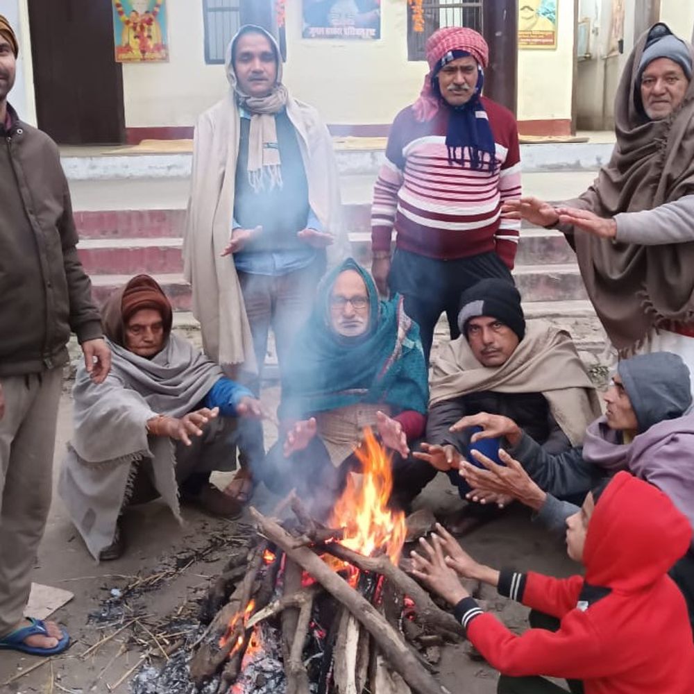 लालगंज में शीतलहर से बचाव को अलाव की व्यवस्था:पाठक दरवाजा के पास आग तापते लोगों ने की जिला प्रशासन के पहल की सराहना
