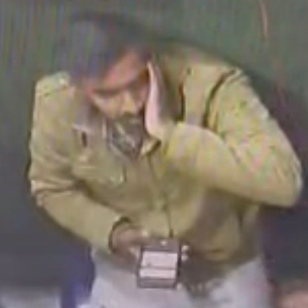 संभल में मोबाइल टेंपर्ड लगाने पर मारपीट:दुकान में घुसकर ग्राहक ने की मारपीट, CCTV में घटना कैद हुई