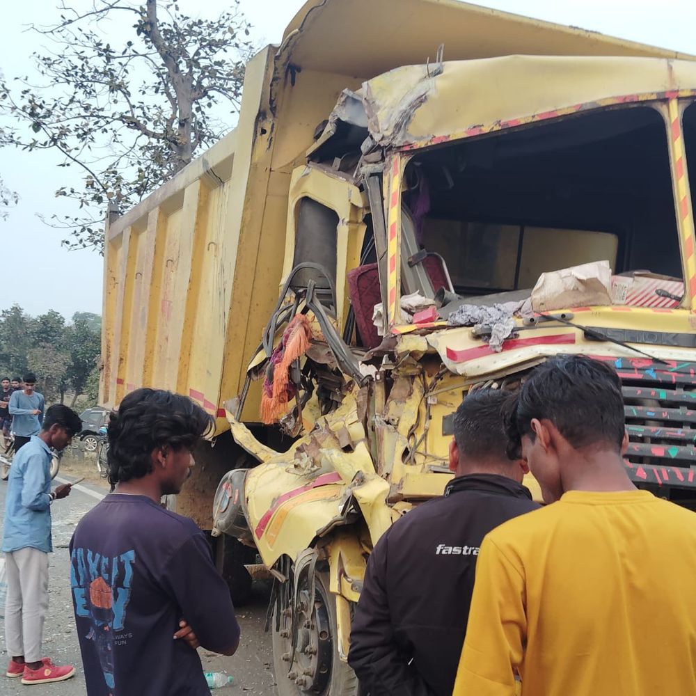 बालाघाट में दो डंपरों की टक्कर, बाइक सवार घायल:दहेगांव-सिंगोला मार्ग पर ओवरटेक के दौरान हादसा; डंपर चालक को जेसीबी से निकाला