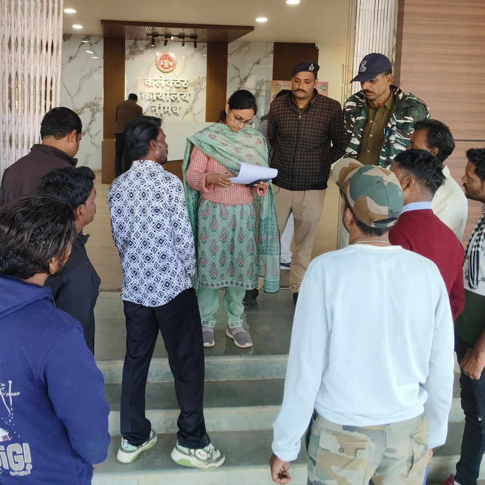 मनासा में जमादार पर गंभीर आरोप:निजी काम कराने और अवैध वसूली को लेकर कलेक्ट्रेट में प्रदर्शन