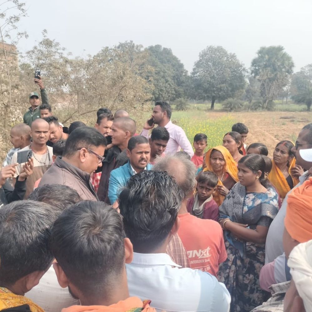 कोडरमा में पेयजल योजना निरीक्षण पर ग्रामीणों का विरोध:सीओ को लौटना पड़ा, ग्रामीणों को मांग सौंपने के लिए दो दिन की मोहलत मिली