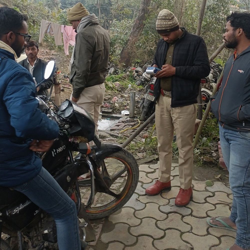 खुटौना में सघन चेकिंग, 4000 जुर्माना वसूला:यातायात नियम तोड़ने वाले चालकों पर हुई कार्रवाई