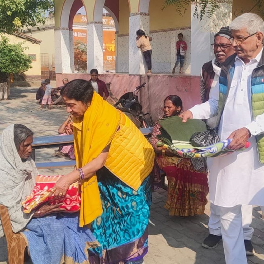 करौता गांव में समाजसेवी ने 200 कंबल बांटे:कड़ाके की ठंड में गरीबों को मिली राहत, चूड़ा और तिलकुट भी वितरित किए गए