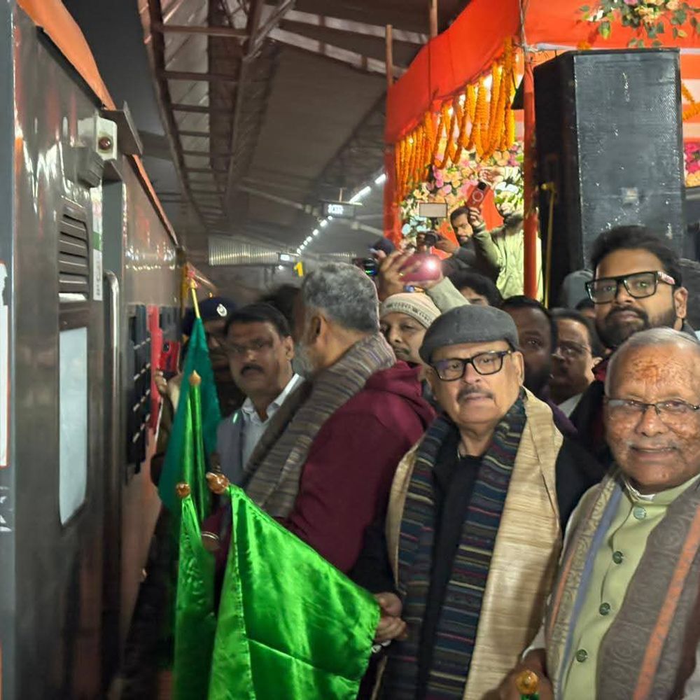 PM ने दो अमृत भारत ट्रेनों को हरी झंडी दिखाई:असम से वर्चुअली रवाना की डिब्रूगढ़-गोमती नगर, कामाख्या-रोहतक एक्सप्रेस