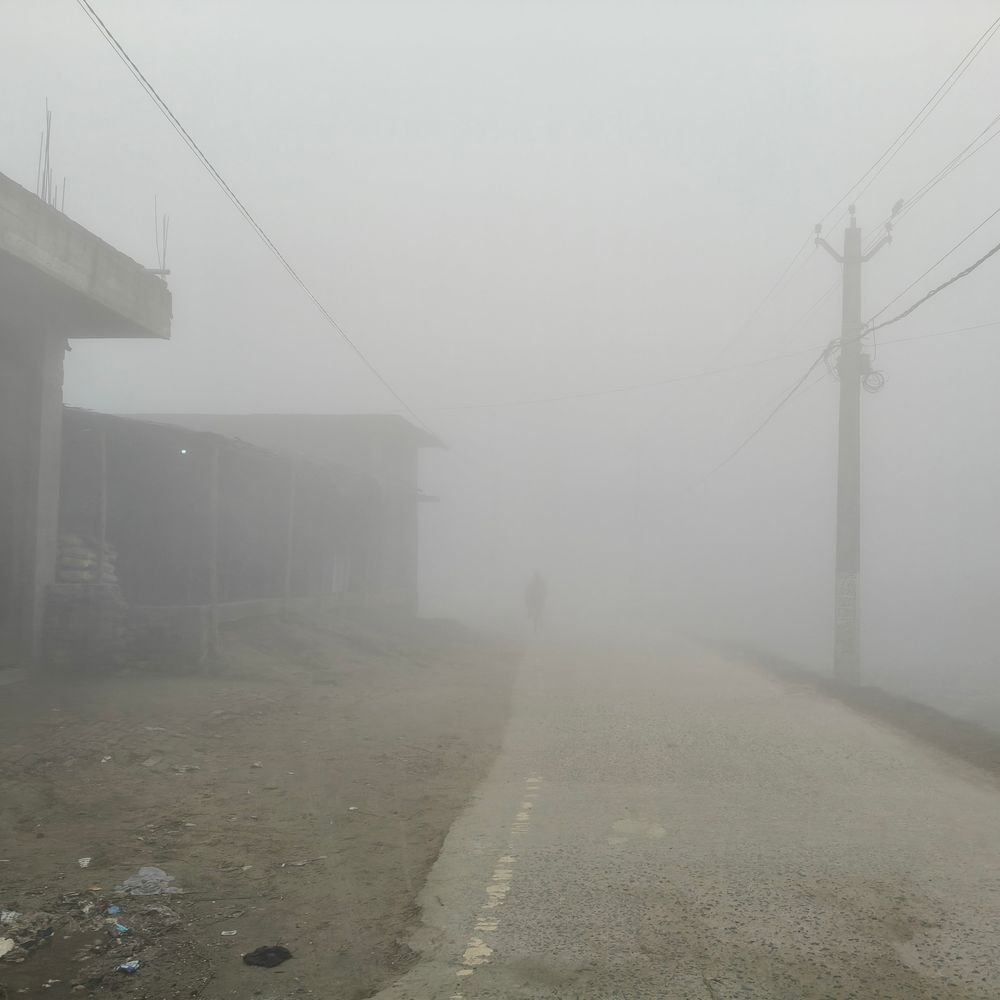 शिवहर में घना कोहरा, विजिबिलिटी हुई कम:वाहनों की आवाजाही प्रभावित, अलाव का सहारा लेते दिखे लोग