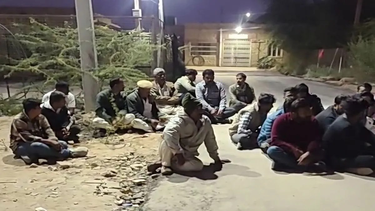 निर्माणाधीन भवन में कार्यरत श्रमिक की मौत, परिजन बैठे धरने पर