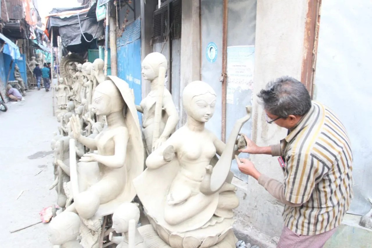 ऐतिहासिक शिल्प केंद्र कुम्हारटोली में सरस्वती पूजा के लिए तैयार हो रहीं मूर्तियां