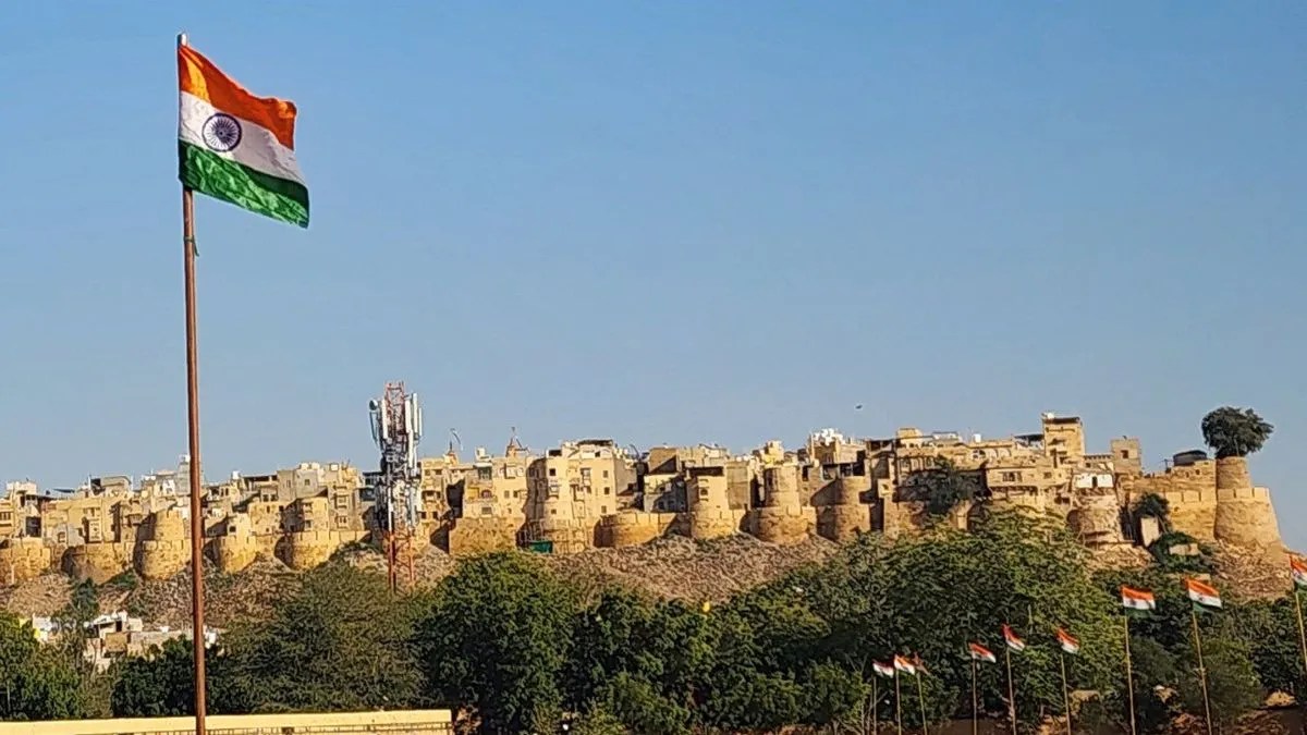 धरोहरों की सुंदरता के आड़े आ रहे टावर- साइन बोर्ड