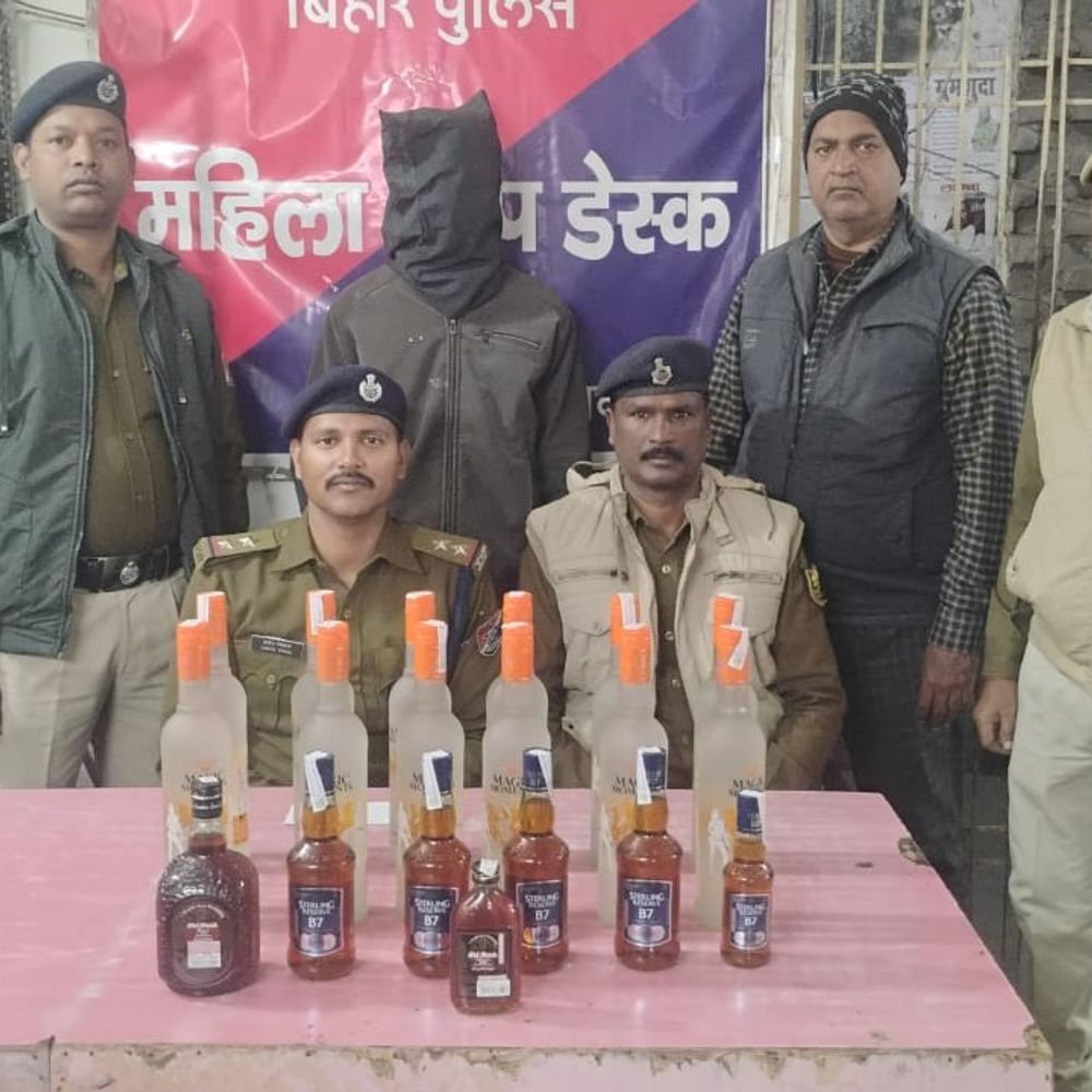 गया स्टेशन पर विदेशी शराब के साथ युवक अरेस्ट:11.610 लीटर शराब जब्त, बैग में सामान भर कर रहा था तस्करी