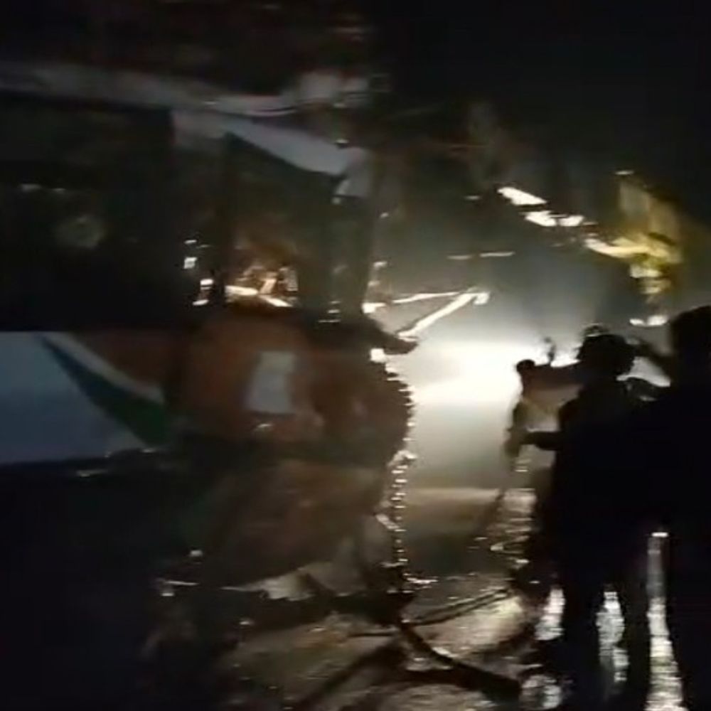 रोडवेज बस और गन्ने से लदी ट्रैक्टर-ट्रॉली की टक्कर:4 लोग घायल, केबिन में फंसे बस ड्राइवर को लोगों ने निकाला बाहर