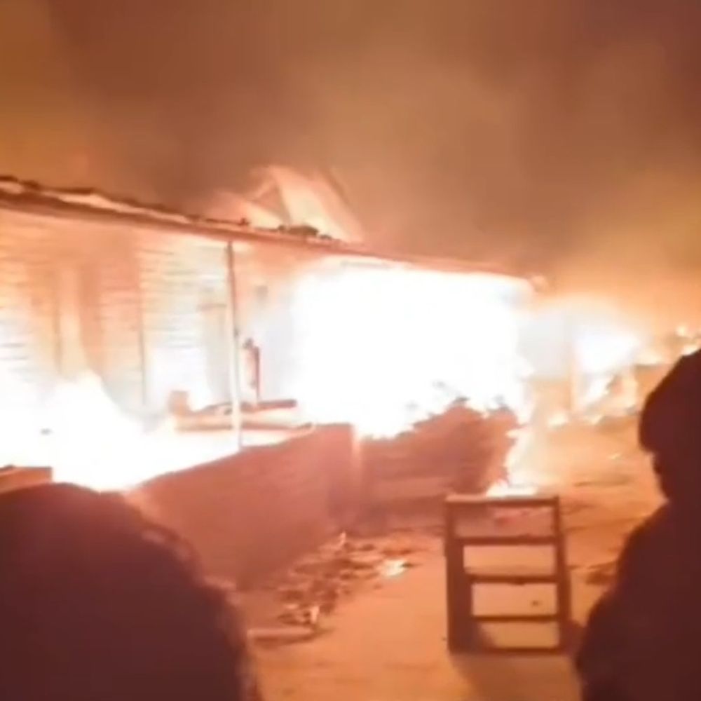 फरीदाबाद प्लाईवुड फैक्ट्री में आग, एक व्यक्ति झुलसा:2 लापता, 3 ने भागकर बचाई जान; शॉर्ट सर्किट से हादसा, 6 घंटे बाद पाया काबू