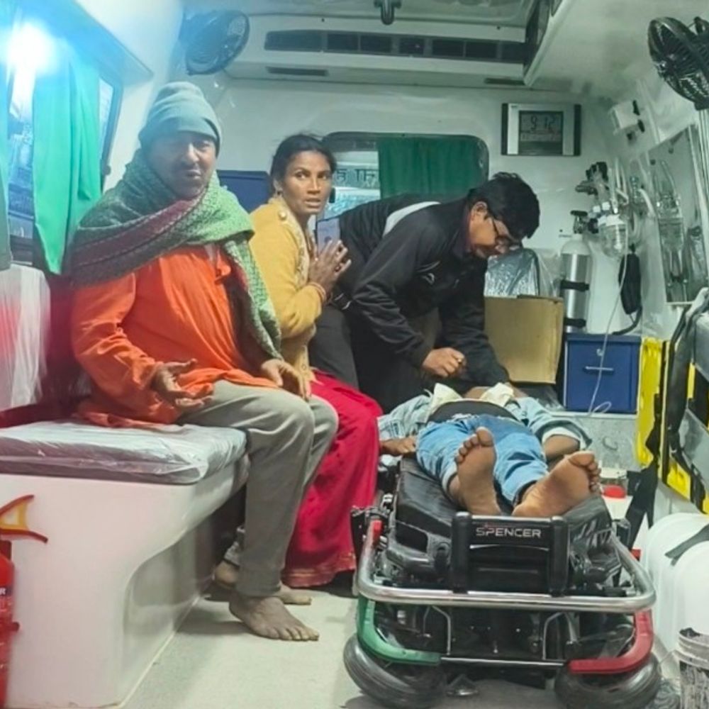 शेखपुरा में ई-रिक्शा पलटा, 4 छात्र घायल:एक छात्र गंभीर, पावापुरी रेफर; डायल 112 ने अस्पताल में भर्ती कराया